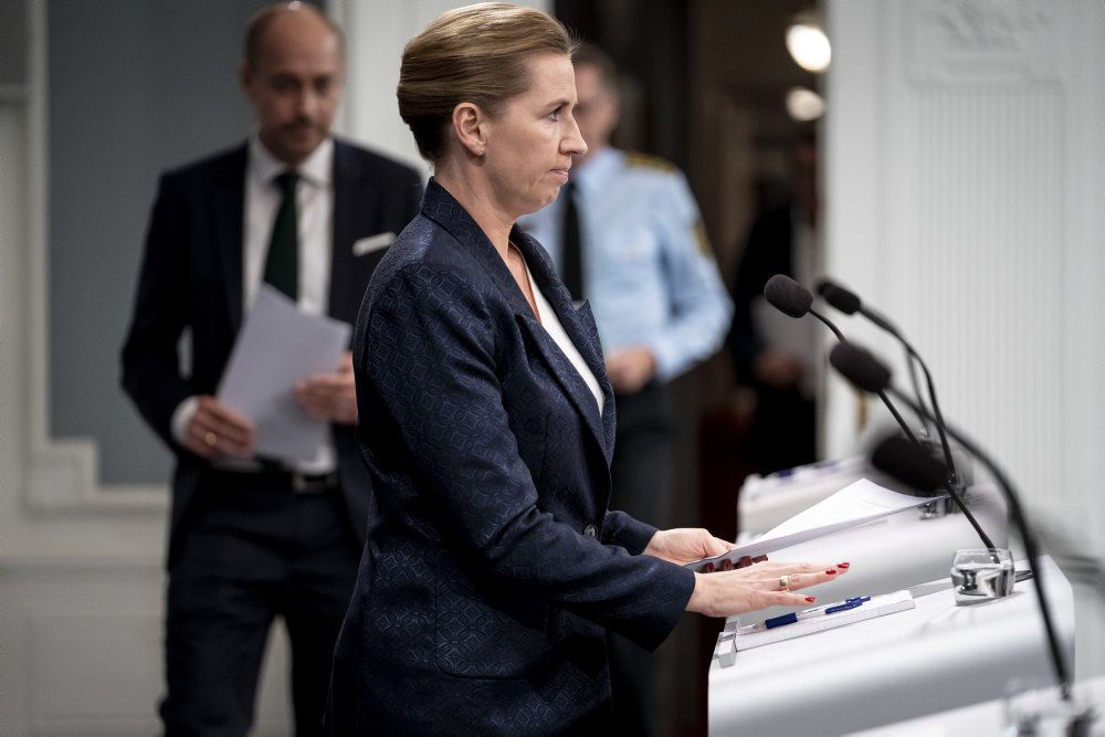 På et pressemøde fredag i Statsministeriet varslede statsminister Mette Frederiksen (S) skærpelse af forsamlingsforbuddet og øget brug af mundbind i det offentlige rum.