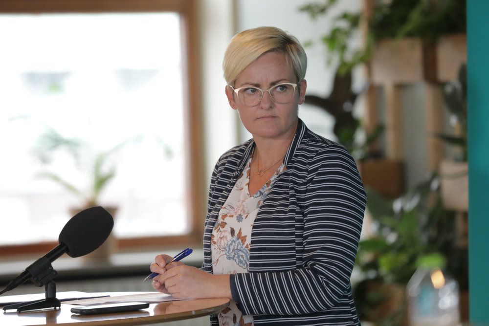 Hvis man ikke kan få økonomien til at hænge sammen, kan man hente gratis mundbind hos kommunen, siger undervisningsminister Pernille Rosenkrantz-Theil (S).