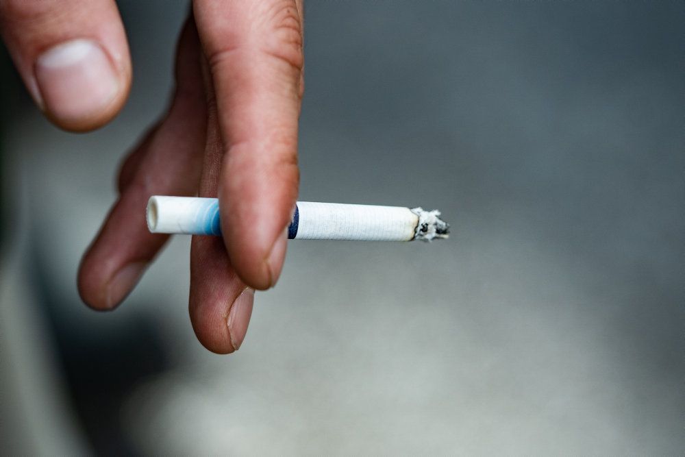 Siden priserne steg første gang, har flere tobaksproducenter forsøgt at fastholde den gamle pris på cigaretter ved at bestille stempelmærker med lavere priser. Det vil regeringen nu forhindre med nye tiltag.
