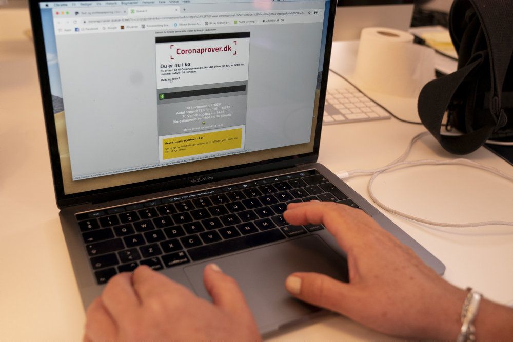 Der har siden mandag været lang kø for at booke en coronaprøve på coronaprover.dk. Mandag kunne Regionernes IT-afdeling fortælle, at systemet kørte langsommere end normalt, men kunne ikke specificere problemet yderligere. (Arkivfoto)