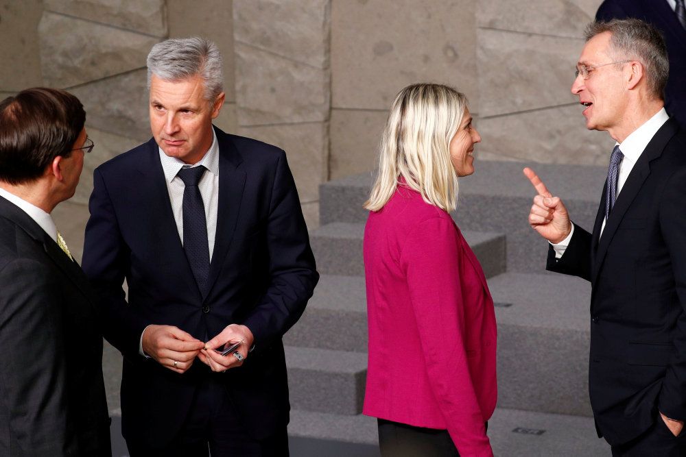 NATO og generalsekretær Jens Stoltenberg (th) løfter i ny rapport pegefingeren over for Danmark, som ifølge NATO ikke leverer tilstrækkeligt på de militære områder, som vi har lovet. Forsvarsminister Trine Bramsen (S) mener til gengæld, at Nato bør medregne de danske styrker i Arktis, som ville bringe vores samlede bidrag op.