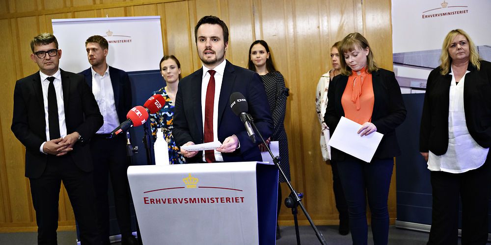 Enhedslistens Victoria Velasquez og SF's Lisbeth Bech-Nielsen (nummer to og tre fra højre) havde krav om hjælp til de ledige med til forhandlinger om forlængelse af hjælpepakker. Her fremlægger erhvervsminister Simon Kollerup (S) resultatet sent tirsdag aften.