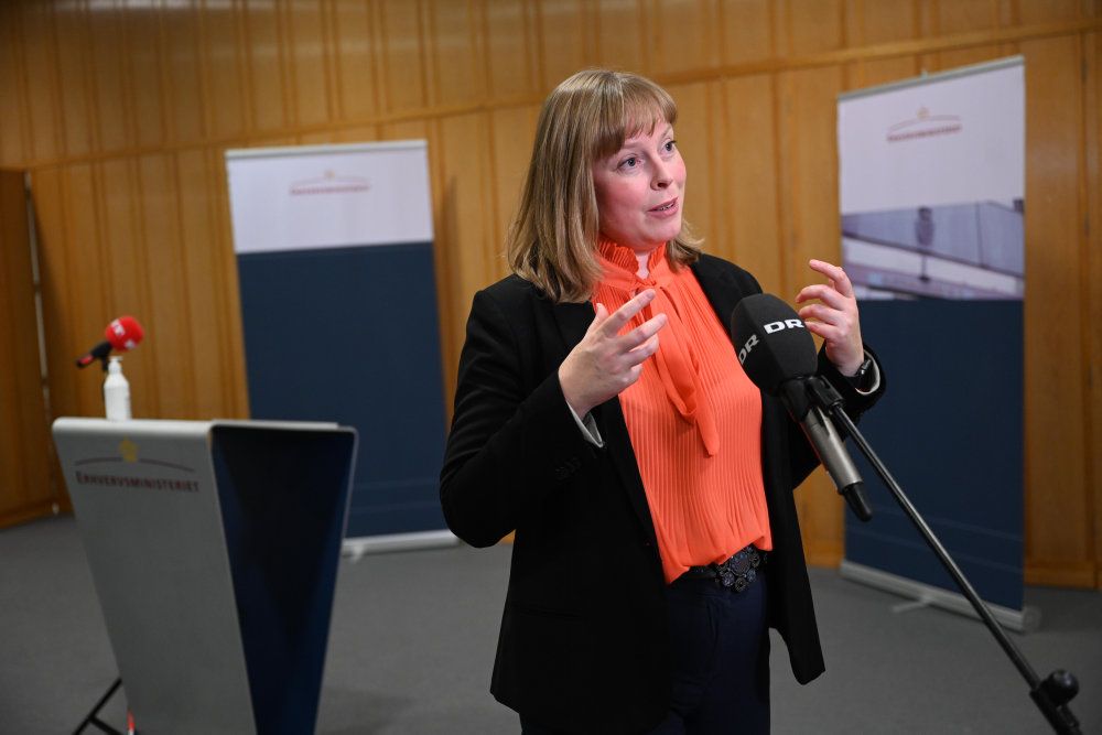 Regeringen og et flertal af Folketingets partier er klar med en ny politisk aftale, der sikrer, at en lang række kompensationsordninger og hjælpepakker bliver forlænget, fortalte kulturminister Joy Mogensen (S) sent tirsdag aften.