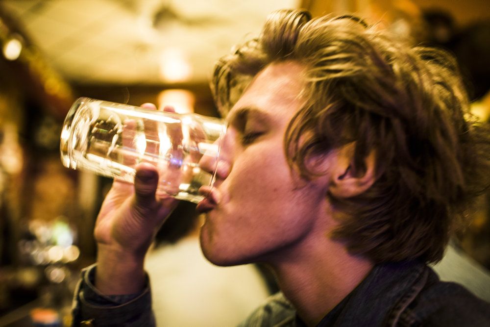 Forskere har set nærmere på sammenhængen mellem unges forbrug af alkohol og risikoen for at blive involveret i en voldsepisode eller udsat for en ulykke. (Modelfoto).