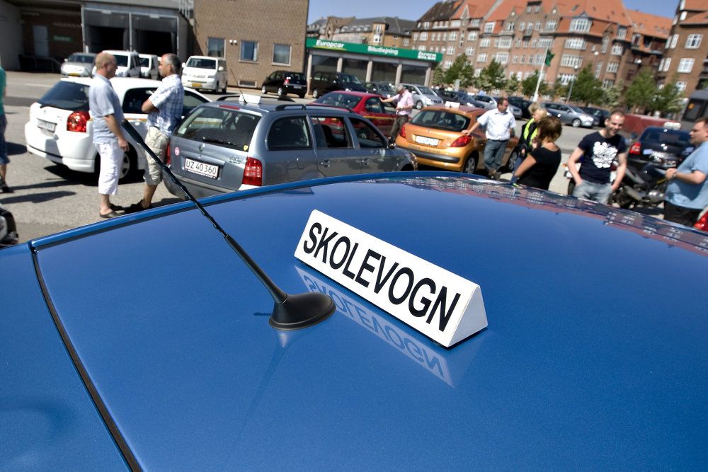 Selv om man stadig kan slippe for mundbind eller visir under køreundervisningen, skal både elev og prøvesagkyndig bære mundbind til selve køreprøven fremover. (Arkivfoto)