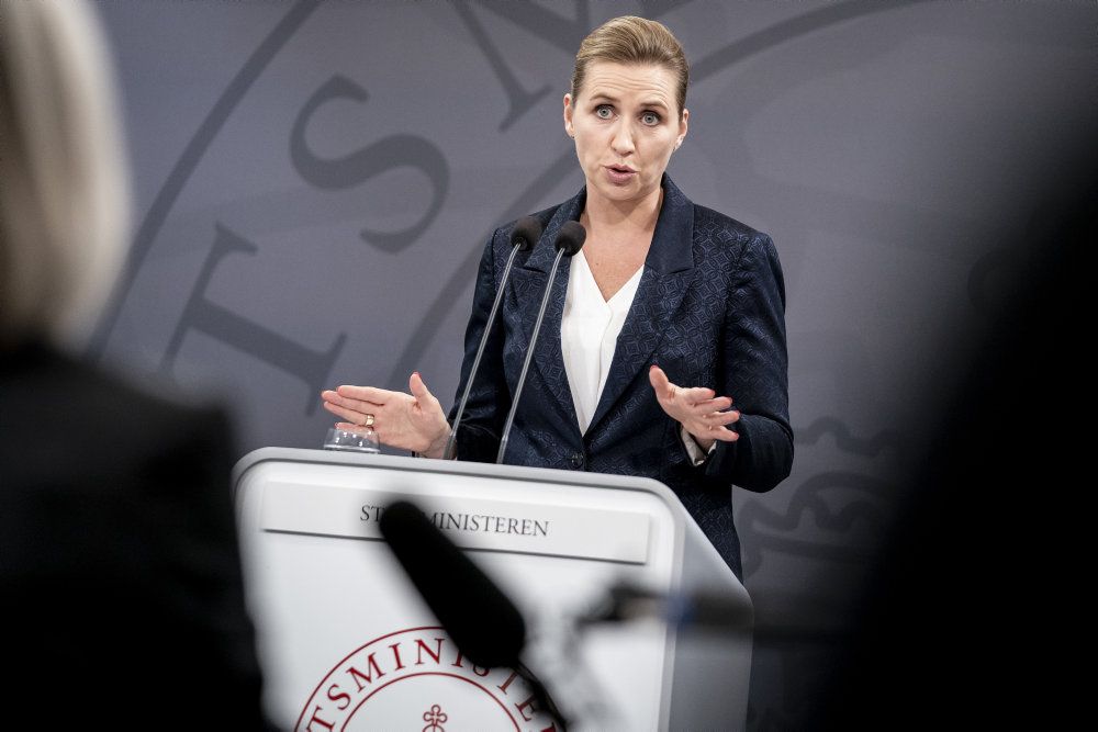 Statsminister Mette Frederiksen (S) introducerede fredag en række nye tiltag, der skal hjælpe med at bremse smitten med coronavirus. Nogle af dem er allerede trådt i kraft, men torsdag bliver flere gældende. (Arkivfoto)