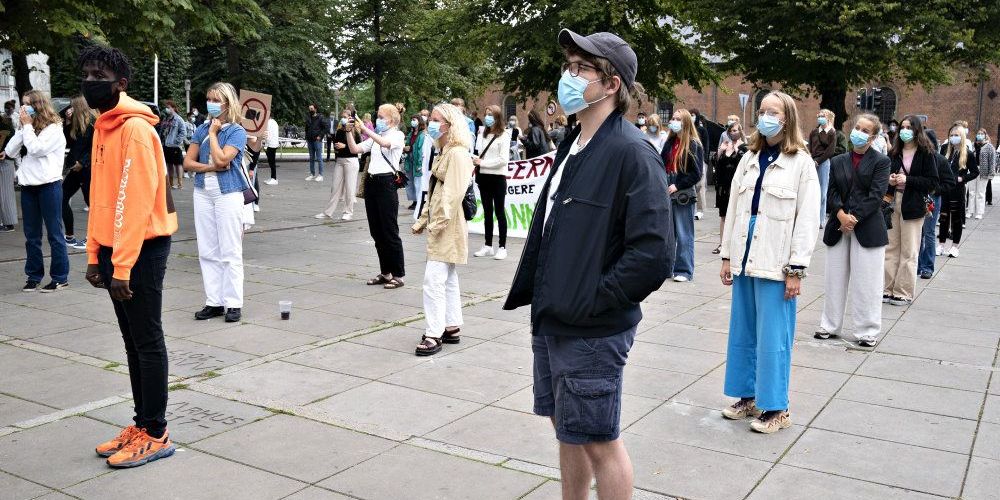 Elever fra Aarhus' ungdomsuddannelser demonstrerede foran rådhuset i Aarhus mod forlængelsen af den virtuelle undervisning i august.