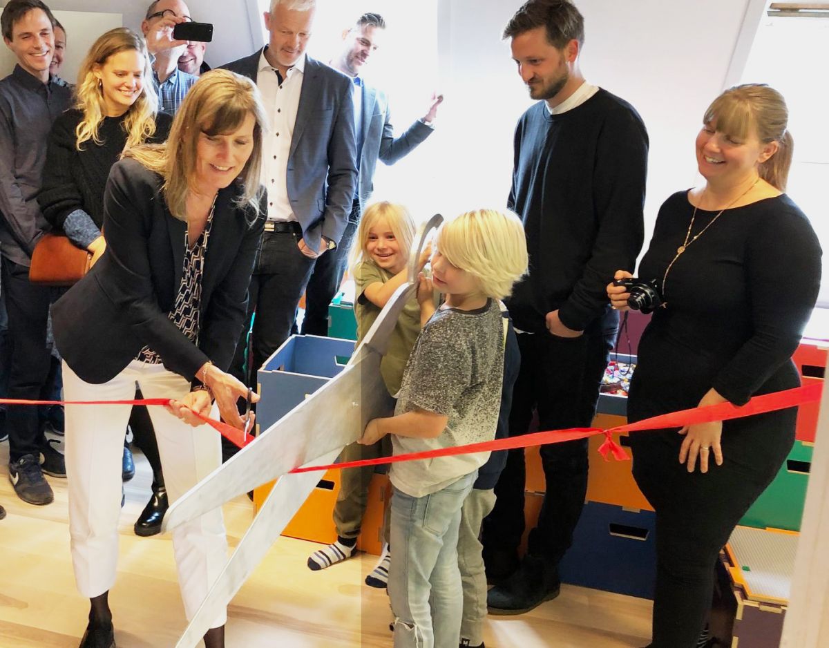 Helsingørs borgmester Benedikte Kiær (K) glæder sig meget til at kappe daginstitutionernes bånd. Fotoet er fra indvielse af et LEGO-rum i efteråret 2019 i vuggestuen og børnehaven Nyrup.