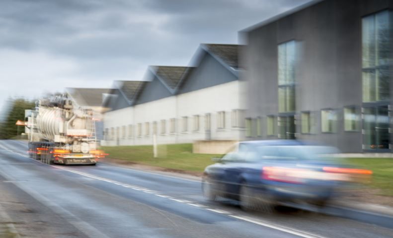 Mange bløde trafikanter kommer til skade ved ulykker i byområderne. Derfor kan det ifølge trafikforsker Harry Lahrmann give god mening at sænke fartgrænsen til under 50 kilometer i timen i nogle byområder.