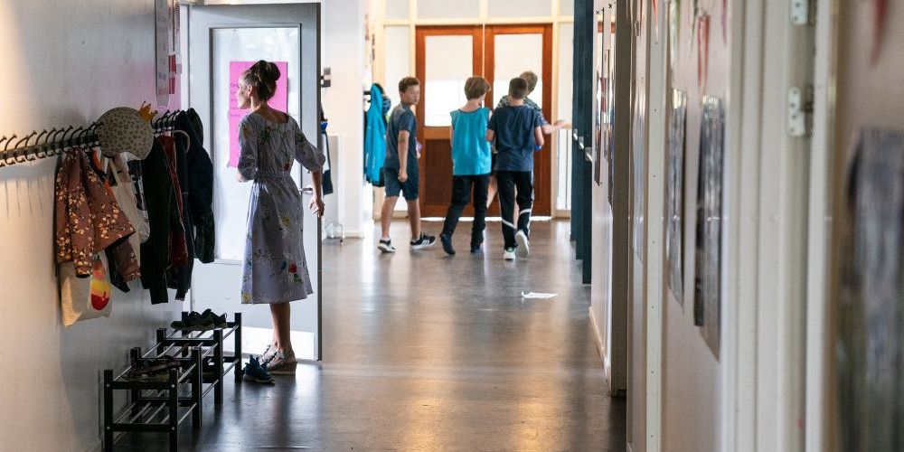 Ifølge Skolelederforeningens formand, Claus Hjortdal, skal et højt fravær i folkeskolen reduceres ved et bedre samarbejde mellem skole og fortældre. (Arkiv)