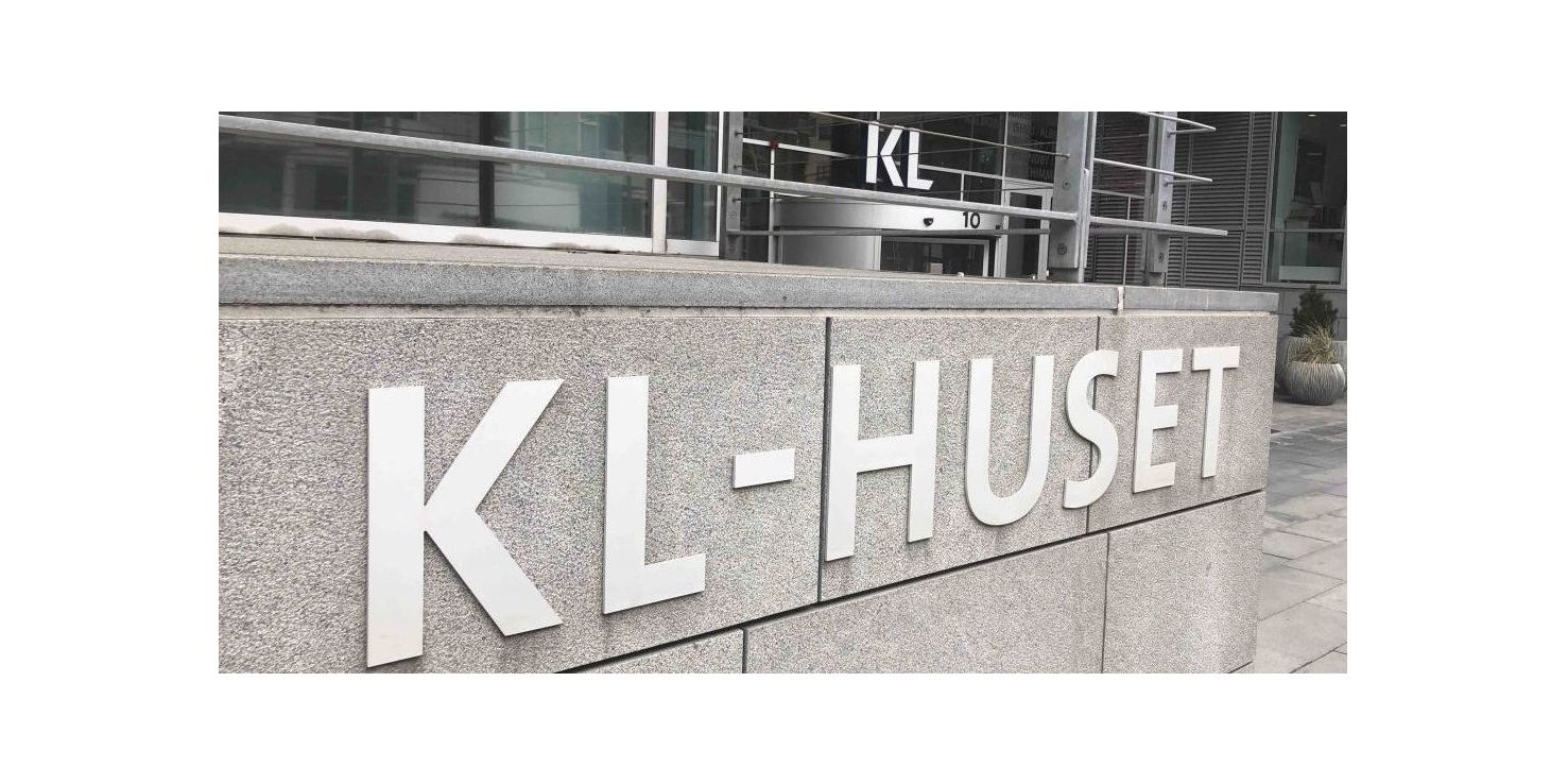 Københavns Byret godtog ikke en forklaring fra en KL-chef om, at han havde særlige udvidede beføjelser til selv at afgøre, om KL skulle betale for færgeture til sommerhuset og hustruens taxature til lufthavnen.