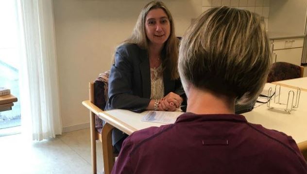 "Arbejdsgivere betaler lidt til coach-samtaler, som vi tilbyder medarbejderne, men ellers er det gratis for dem. De kan se, at det giver mening. Projektet har været nemt at sælge til dem," fortæller projektleder Christina van Diemen, som her er i samtale med en borger.