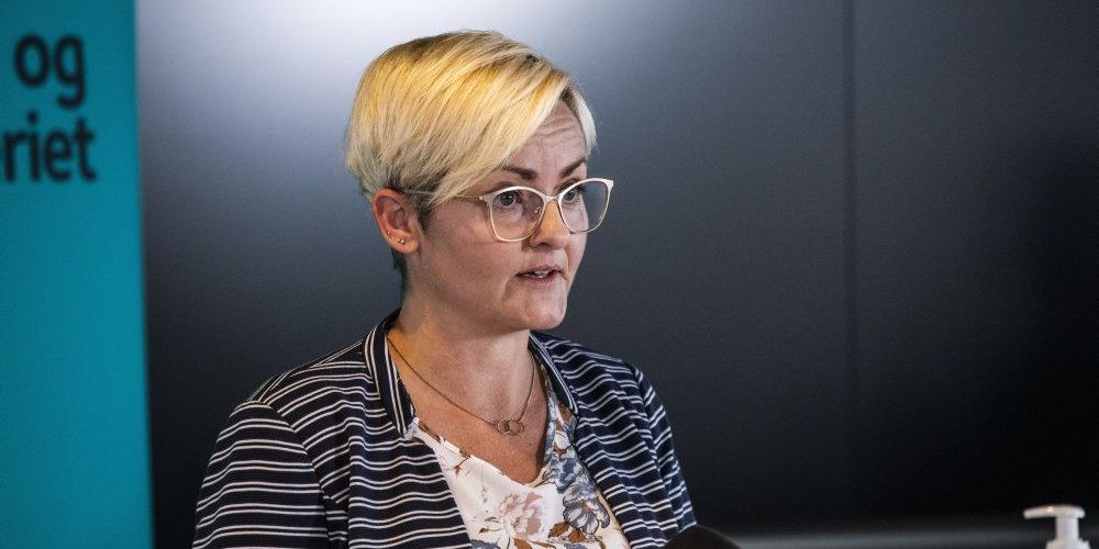 Børne- og undervisningsminister Pernille Rosenkrantz-Theil (S) har mandag morgen meddelt, at brobygningen for landets skoleelever aflyses, og at det træder i kraft fra på torsdag. Det skyldes den nuværende coronasituation. Her ses ministeren til et coronapressemøde søndag. - 