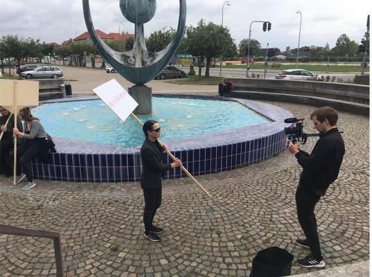 Performance ved billedkunstner Molly Haslund, arrangeret af Hvidovre Kunstråd september-oktober 2020.