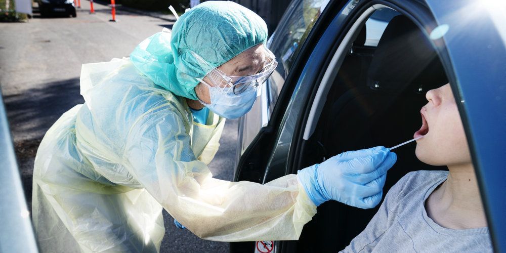 Der varierer, hvor mange test for coronavirus der foretages hver dag. Siden lørdag er der taget knap 32.000 prøver. (Arkiv)