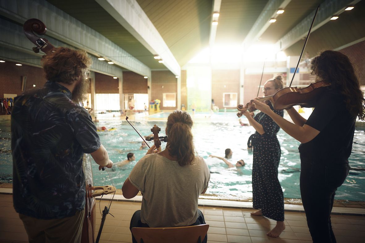 Jazz i Trekanten har udviklet deres aktiviteter gennem den seneste kulturaftaleperiode, og de har bragt jazzen ud i alle afkroge af Trekantområdet – billedet er fra Vejen Svømmehal, hvor unge jazzmusikere spillede for de badende gæster i 2019.