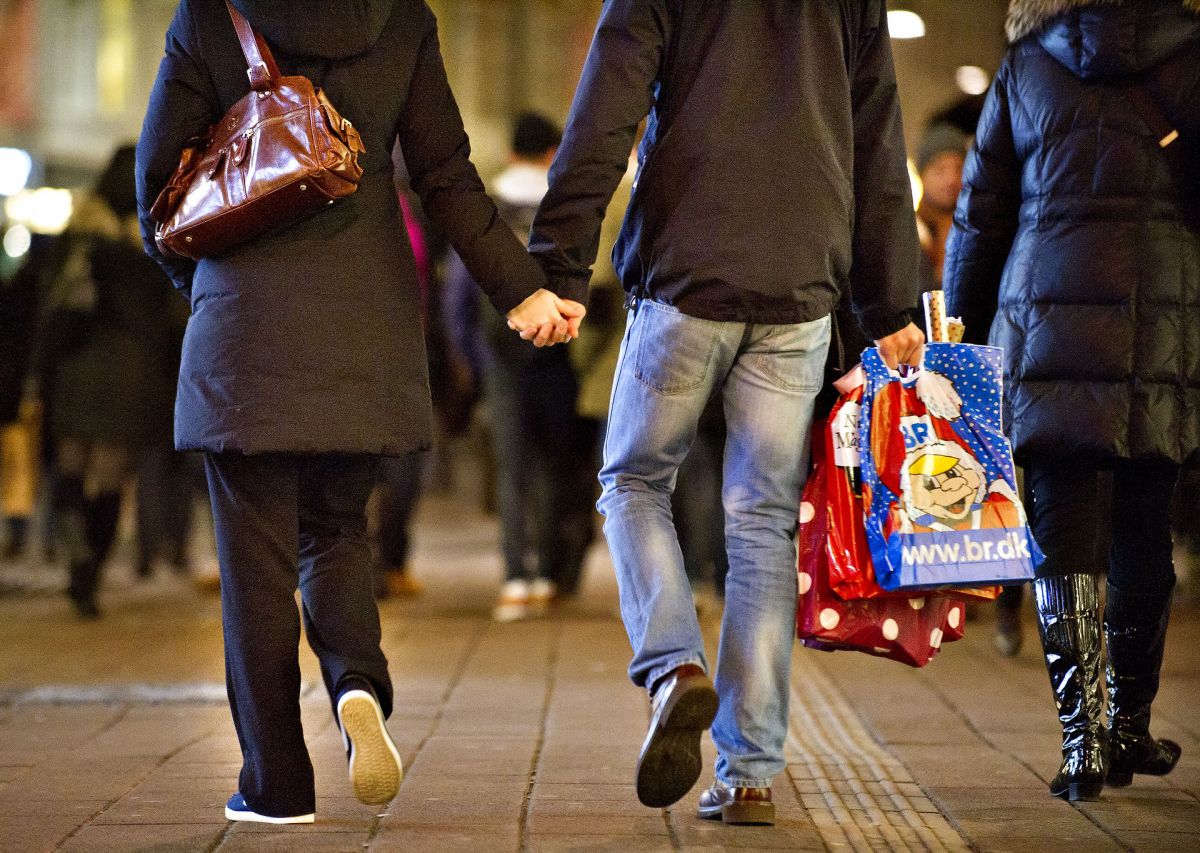 Københavns Kommune vil sikre en tryg julehandel og har blandt hyret adfærdsguider til at sikre god afstand mellem de julehandlende danskere.