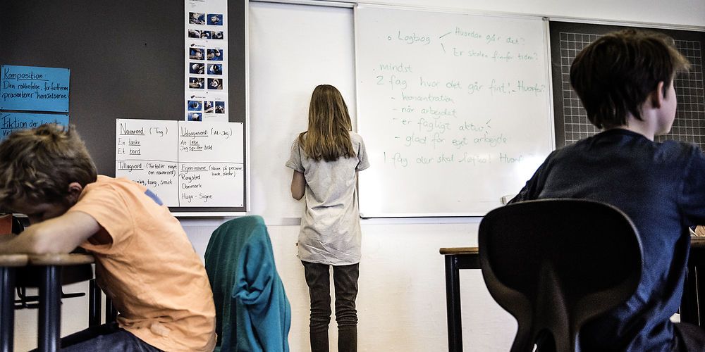 Der er for mange børn i de danske folkeskoleklasser ifølge SF. Derfor går de til finanslovsforhandlingerne med et krav om at indføre et klasseloft på maks 24 elever i hver klasse. Men et klasseloft vil koste mange penge, og tage en stor del af det i forvejen begrænsede økonomiske råderum.