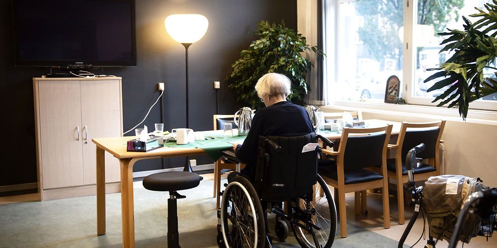 Takket være de mange initiativer for at skærme især de ældre mod Covid-19, dør færre end forventet. Det medfører et større træk på de offentlige budgetter i de kommende år.