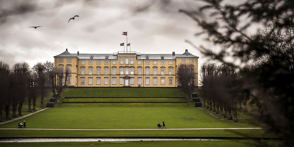 I Frederiksberg Kommune kan man skyde en hvid pil efter de 33 millioner kroner, man kunne have fået i udligningskroner i 2022, hvis ikke man havde haft et for højt skattegrundlag til at udløse kriteriet. Her ses Frederiksberg slot, som troner midt i Frederiksberg Have.