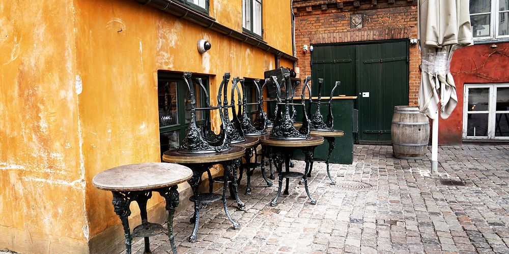Der var forventet en kolossal regning til de restauranter, natklubber, indkøbscentre, spillesteder, hoteller og alverdens andre erhverv, der har været påvirket af nedlukningerne under coronakrisen. Men et notat viser, at regningen ender med at blive væsentligt mindre, end man havde forventet.