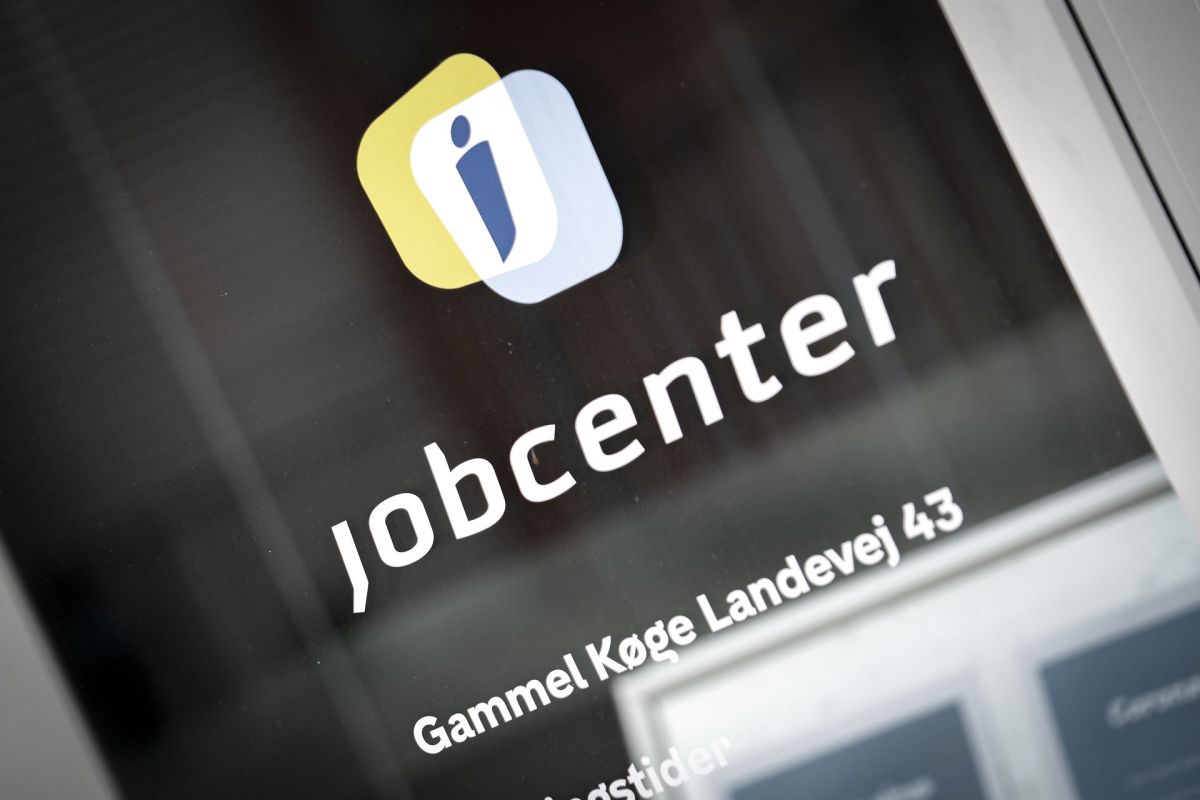 Flere og flere arbejdsløse på dagpenge må erkende, at de er kommet i den sure kø af langtidsledige.