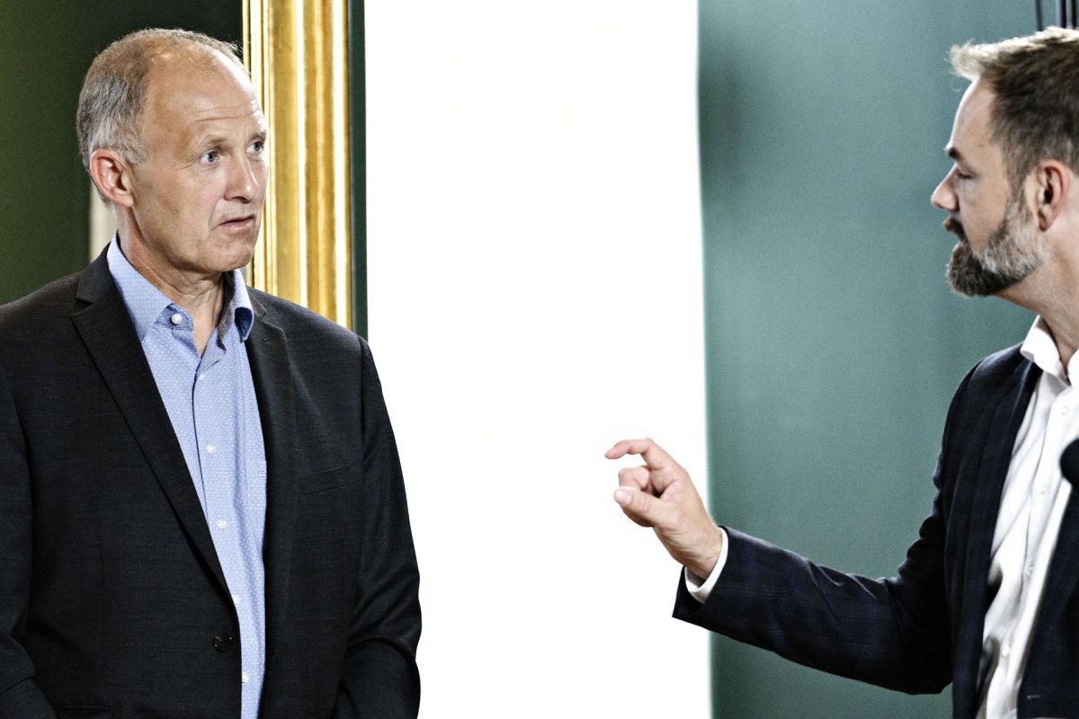 Det er fortsat ikke helt klart, hvordan kommunerne vil og kan kompenserer alle typer af private velfærdsleverandører for merudgifter til Covid-19. Her arkivfoto af næstformand for KL Martin Damm (V) samt formand for KL Jacob Bundsgaard (S), da Regeringen og KL præsenterer økonomiaftalen for 2021 i Finansministeriet i maj.