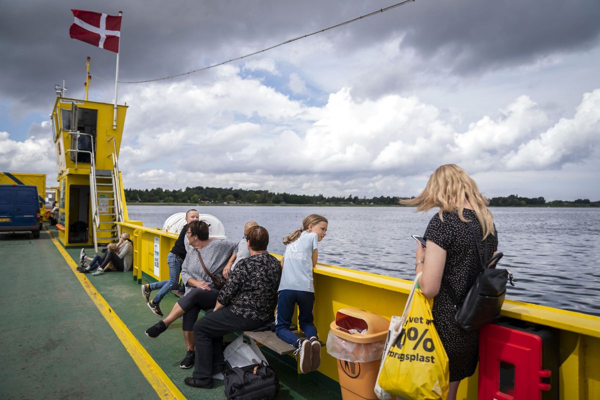 Billigere færgebilletter året rundt skal være med til at fremme turisme og bosætning på øerne, mener Venstre.