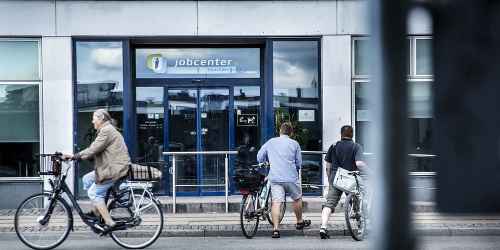 Coronakrisen har sat fuld gang i landets jobcentre. Men antallet, der står på kanten til at falde ud af dagpengesystemet er faktisk faldet siden marts. Det skal dog ses som en naturlig konsekvens af, at man suspenderede anciennitetsoptællingen fra marts til august.