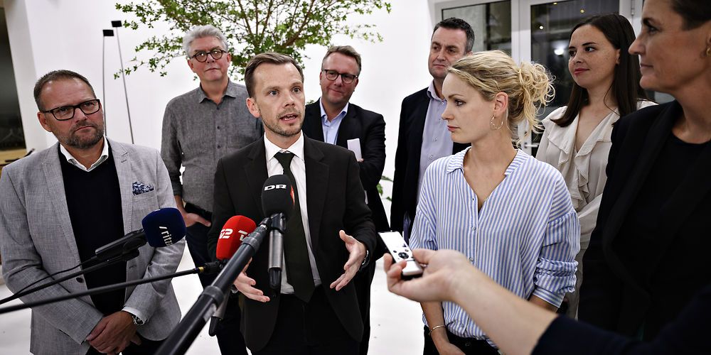(Arkiv) Så trætte var forhandlerne, da beskæftigelsesminister Peter Hummelgaard kunne præsentere et forlig om tidlig pension natten til den 10. oktober. Næsten en tredjedel af udgiften på 3,6 milliarder kroner skal fra 2024 finansieres af en omlægning af beskæftigelsesindsatsen. Forliget blev indgået af regeringen, DF, SF og Enhedslisten.