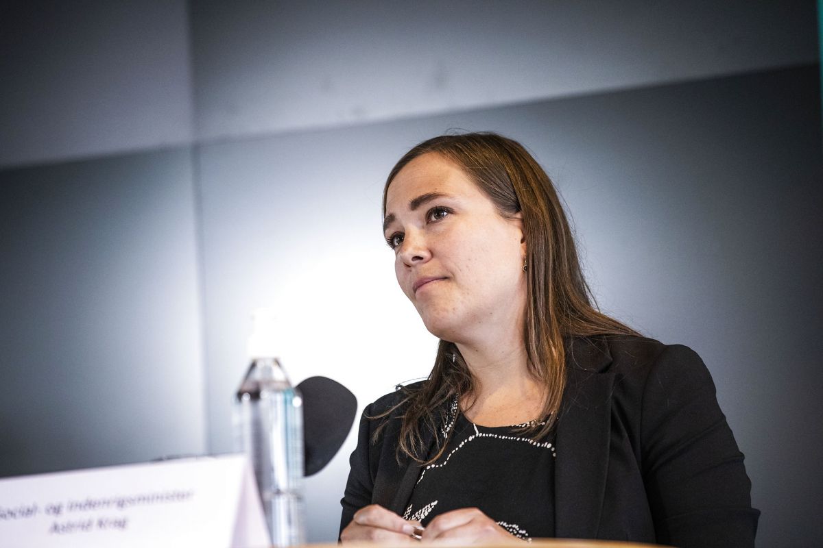 Kommunerne skal se at få ryddet op i de sager, hvor de ulovligt har brugt konsulenter, lyder det fra social- og indenrigsminister Astrid Krag (S).