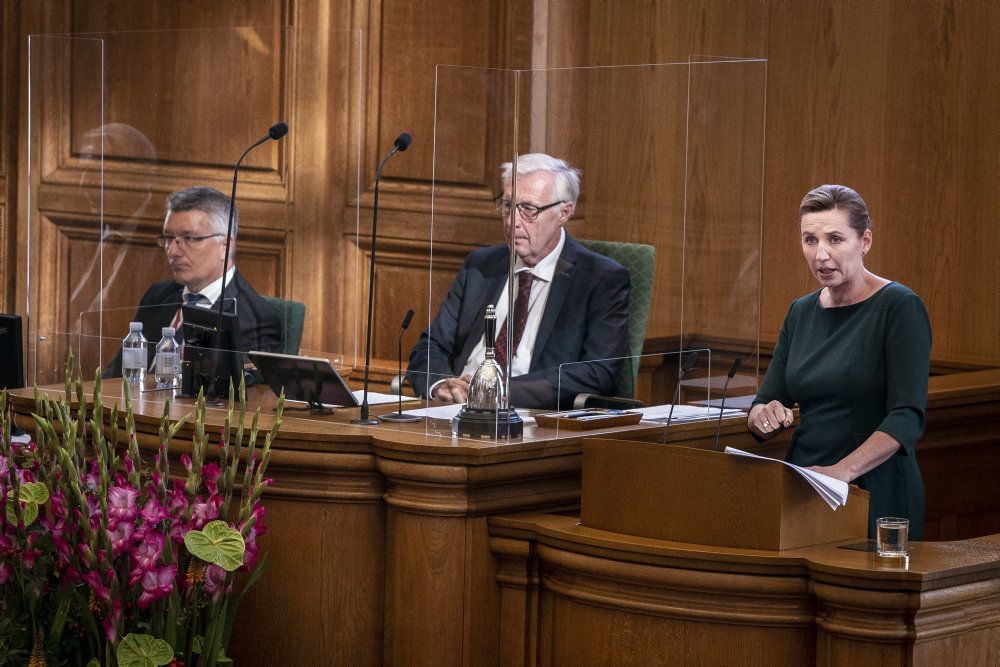 Folketingets formand, Henrik Dam Kristensen (S), og statsminister Mette Frederiksen (S) får ikke fornøjelsen af en spørgetime tirsdag grundet coronaudbrud på Christiansborg. (Arkivfoto)