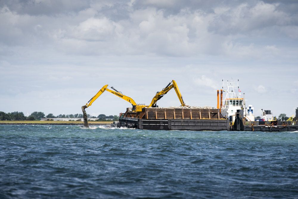 Femern-forbindelsen skal efter planen stå klar i 2029 og vil være en 18 kilometer lang tunnel under vandet, hvor der både kan køre biler og tog. I Danmark er byggeriet så småt i gang med anlæggelsen af en stor arbejdshavn. (Arkivfoto)