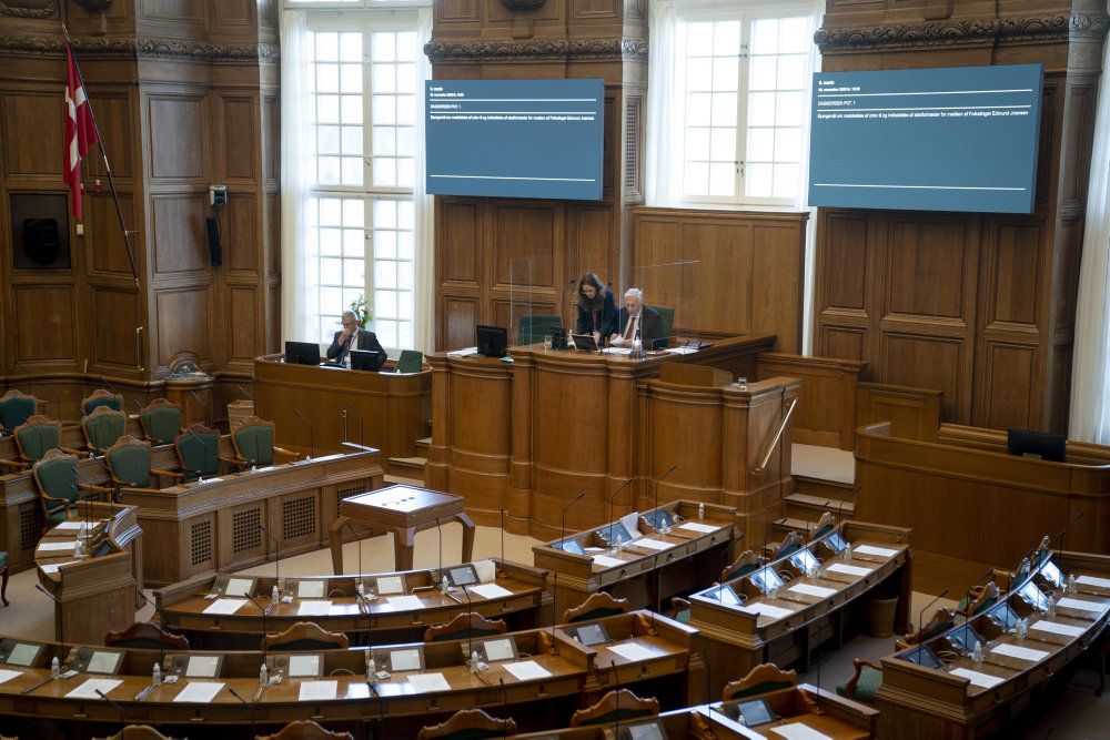 Dagens spørgetime med Statsministeren er aflyst på grund af corona. Formand for Folketinget Henrik Dam Kristensen i en næsten tom Folketingssal på Christiansborg.