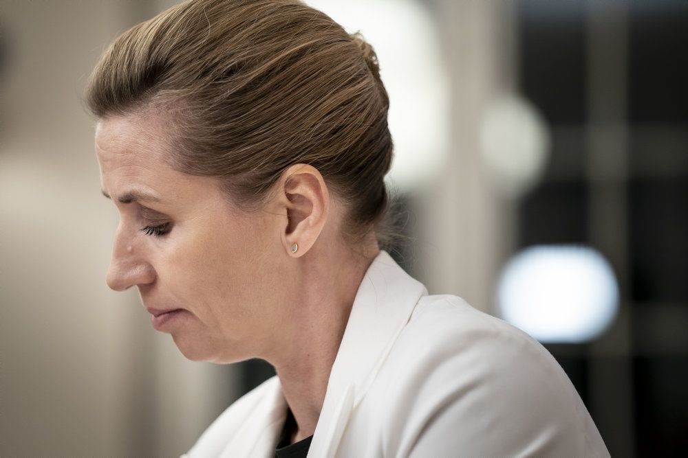 Statsminister Mette Frederiksen (S) er gået i selvisolation og skal testes for coronavirus efter justitsminister Nick Hækkerups (S) positive testsvar.