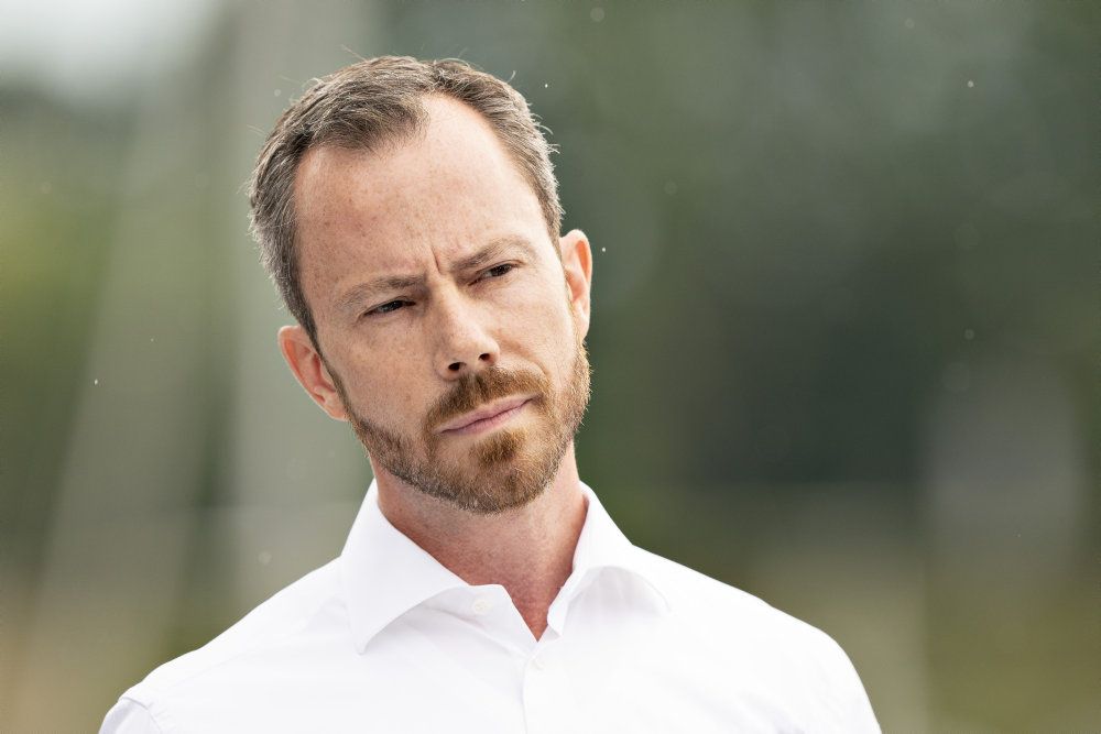 Venstres Jakob Ellemann-Jensen påpeger, at der med aflivningen af mink skal laves økonomiske hjælpeordninger. Han forventer, at regeringen vil indkalde til forhandlinger.