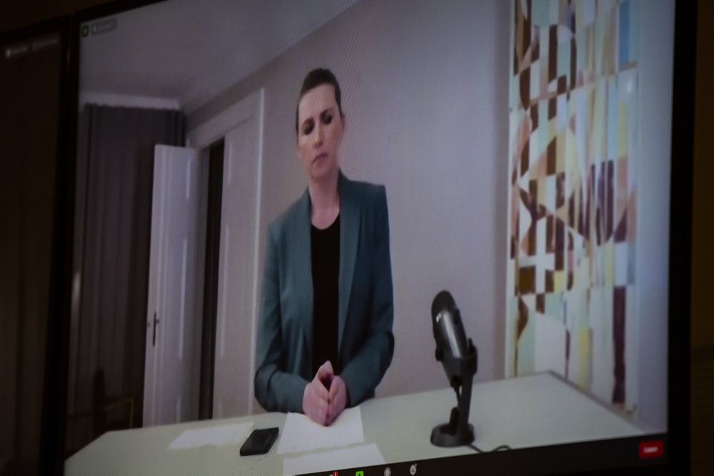 Statsminister Mette Frederiksen (S) måtte onsdag holde et virtuelt pressemøde, fordi hun ventede på svar på en coronatest. Den har vist sig at være negativ.