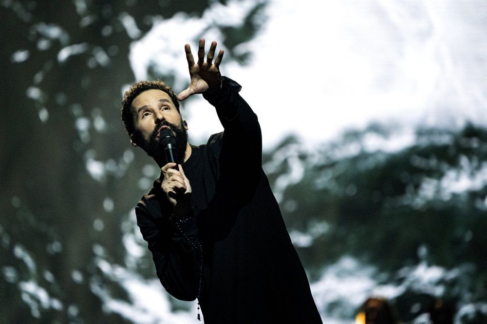 Isam B er kendt fra gruppen Outlandish og har også optrådt solo, som her ved Dansk Melodi Grand Prix tidligere i år.