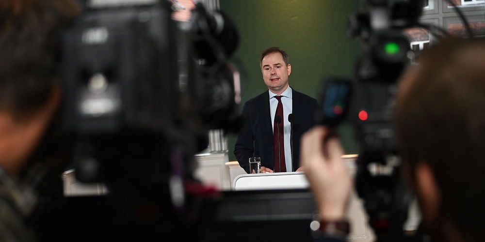 Kommunerne må indstille sig på, at der bliver færre penge end ventet til at forbedre den offentlige service på grund af coronakrisen. Det oplyste finansminister Nicolaj Wammen i dag.