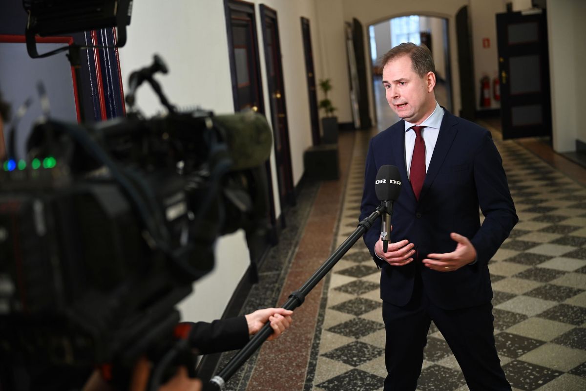 Finansminister Nicolai Wammen (S) lægger på pressemøde op til, at der skal satses massivt på at uddanne corona-ledige væk fra arbejdsløshed.