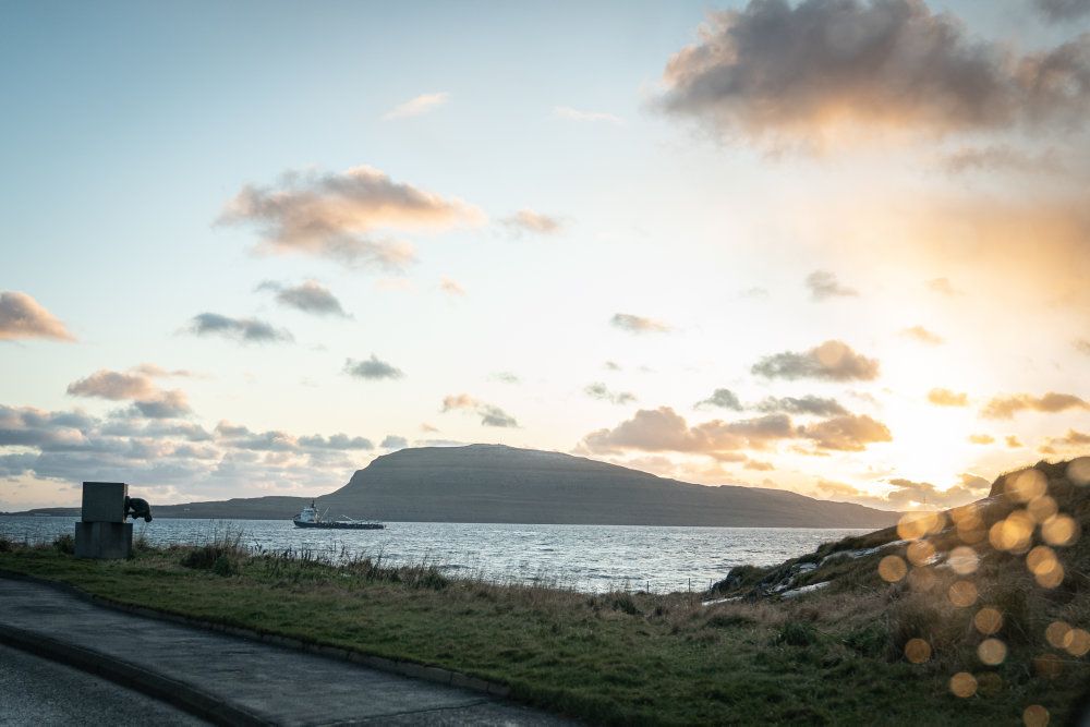 Udsigt til øen Nólsoy ved Tórshavn på Strømø på Færøerne. Tirsdag kan over 38.000 vælgere på Færøerne være med til at sammensætte 29 nye by- og bygderåd.