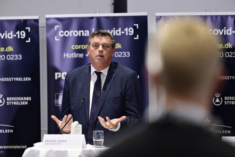 Fødevareminister Mogens Jensen (S) var ikke klar over, at der ikke var hjemmel i loven, da regeringen i sidste uge beordrede alle danske mink aflivet. Efterfølgende har han beklaget uklar kommunikation og fremsat et lovforslag, der skal sikre lovhjemmel - men oppositionen bakker ikke op om at lovforslaget hastebehandles.