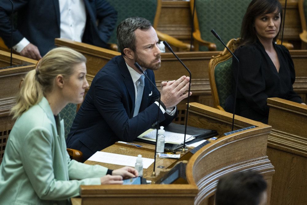 Jakob Ellemann-Jensen (V) og Sofie Carsten Nielsen (R) til møde i Folketingssalen med udvidet spørgetime med statsminister Mette Frederiksen tirsdag den 10. november 2020. (Foto: Martin Sylvest)