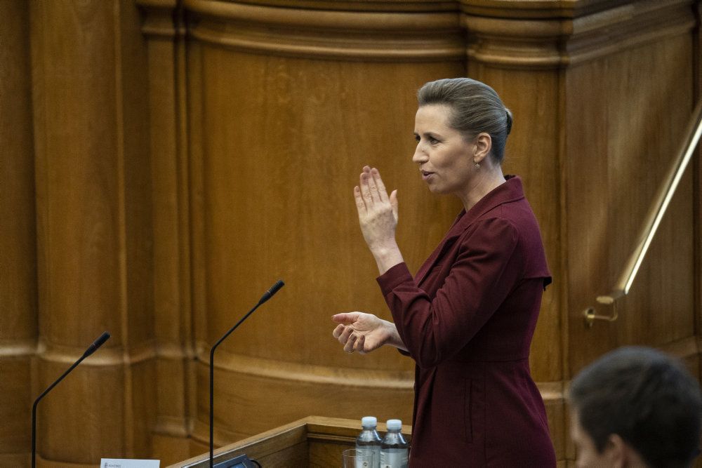 Statsminister Mette Frederiksen (S) siger i en udvidet spørgetime, at regeringen ikke var bekendt med, at der ikke var lovhjemmel til at bede alle minkavlere om at slå deres raske mink på farme udenfor risikozonen ihjel, da der blev truffet en beslutning om det i sidste uge.