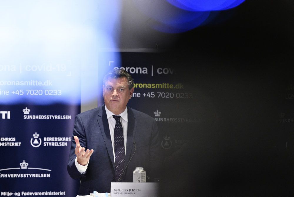 Fødevareminister Mogens Jensen (S) har fremlagt et lovforslag, der vil forbyde mink i Danmark til og med 2021.