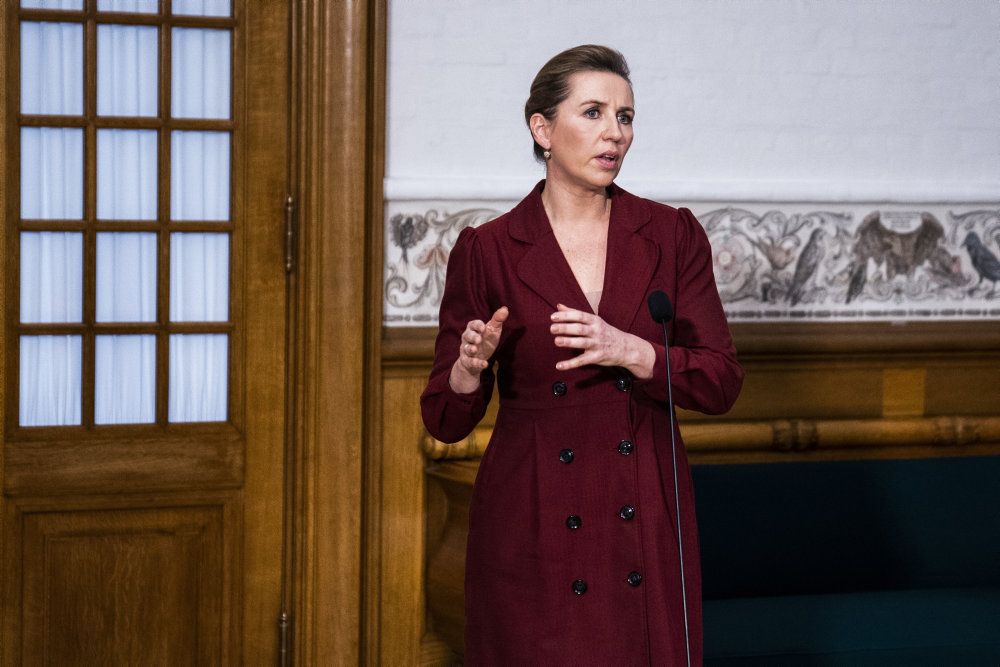 Statsminister Mette Frederiksen (S) møder her pressen efter en udvidet spørgetime tirsdag, hvor minksagen fyldte meget.
