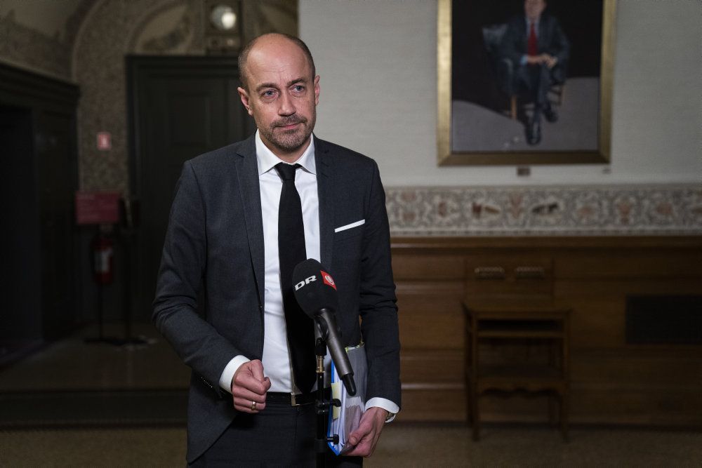 Magnus Heunicke (S), der er sundheds- og ældreminister, går atter i selvisolation og skal coronatestes, efter at en person i ministerens husstand er konstateret smittet.