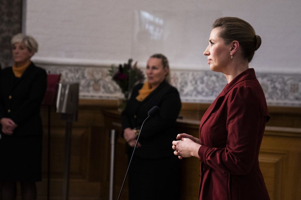 Statsminister Mette Frederiksen (S) skriver på Facebook, at hun står ved beslutningen om at alle mink bliver slået ned. Men erkender fejl.
