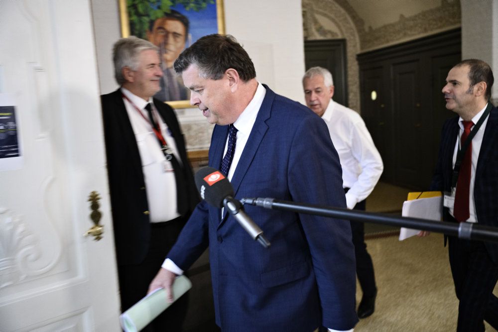 Minister for fødevarer, fiskeri og ligestilling Mogens Jensen (S) ankommer, da Miljø- og Fødevareudvalget har ministeren i samråd om håndtering af coronasmitte blandt mink.