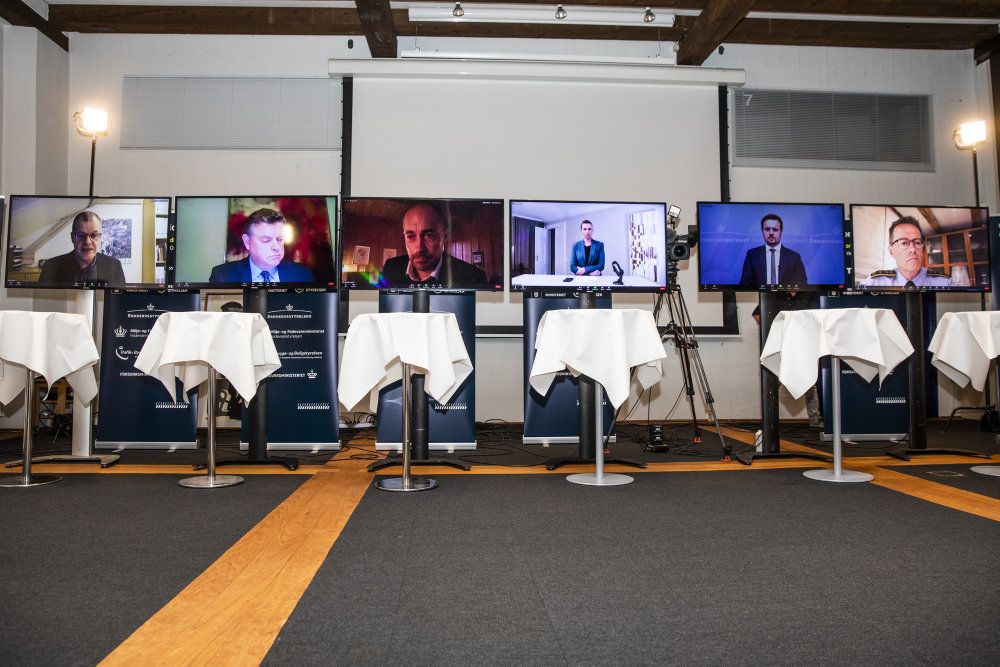 Det var på et pressemøde onsdag i sidste uge, hvor både statsminister Mette Frederiksen (S), sundhedsminister Magnus Heunicke (S) og faglig direktør i SSI Kåre Mølbak deltog, at beslutningen om at lukke Nordjylland ned og slå alle mink ned blev offentliggjort. Her blev cluster 5-minkvarianten nævnt som en potentiel trussel mod en global vaccine mod covid-19. (Arkivfoto).
(ARKIV) Statsminister Mette Frederiksen (S), sundheds- og ældreminister Magnus Heunicke (S), fødevareminister Mogens Jensen (S), faglig direktør i Statens Serum Institut Kåre Mølbak og Rigspolitichef Thorkild Fogde under et virtuelt pressemøde, hvor statsministeriet giver status på situationen med COVID-19-smitte i mink samt håndteringen heraf i Eigtveds Pakhus onsdag den 4. november 2020. Statsminister Mette Frederiksen (S) vil deltage virtuelt, da hun er i selvisolation og venter på at blive testet.. Regeringen kom med en melding om at aflive alle Danmarks minkbesætninger, før lovgivningen var på plads. Blå partier afviser at stemme for hastebehandling. Det skriver Ritzau, mandag den 9. november 2020.. (Foto: Ólafur Steinar Rye Gestsson/Ritzau Scanpix)